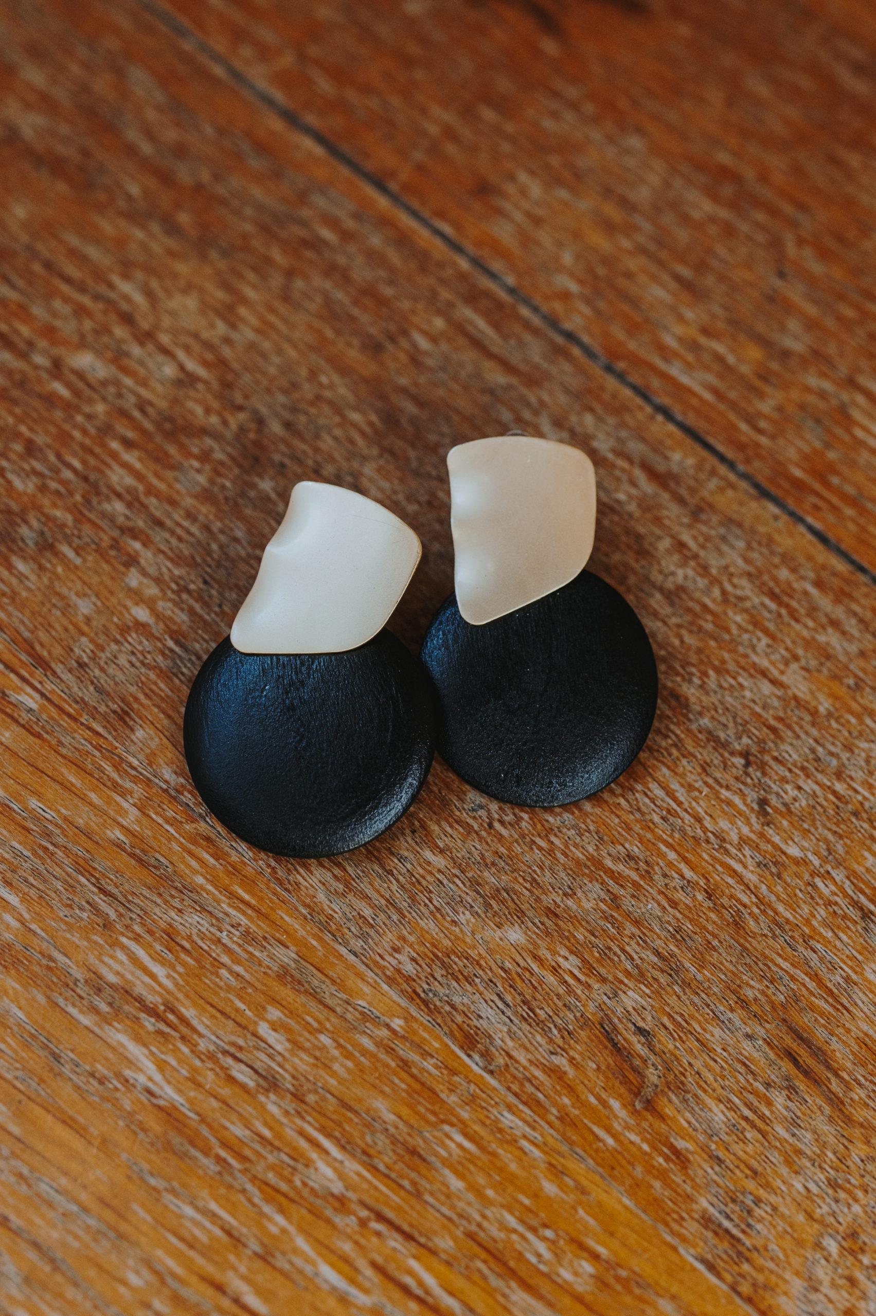 boucles d'oreilles noires en bois